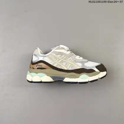 【童鞋】AsicsGel-NYC复古单品 2025年新款 亚瑟士ASICSTIGER 新款儿童休闲鞋 厚底街头运动休闲鞋,ASICS亚瑟士推出全新GEL-NYC,彰显纽约都市活力.这次的新系列融入了多个版本GEL的经典设计风格,广受好评.其设计灵感来源于GEL-NIMBUS 3,GEL-MC PLUS V 和 GEL-CUMULUS 16 这些往日经典鞋款.GEL-NYC使用GEL-CUMULUS 16鞋款的鞋楦设计,展现了独特的现代化美学.鞋底采用了轻质发泡材料,并在后跟和前掌处采用了ASICS亚瑟士核心科技——GEL缓震胶,赋予鞋款强大的缓冲性能,提供了更柔软舒适的穿着体验.而在原有设计的启发之上,此次鞋款采用更贴合当今潮流趋势的材料和创新技术,展现出纽约充满活力的都市精神. 货号:1203A805-101 编码:HL611301109